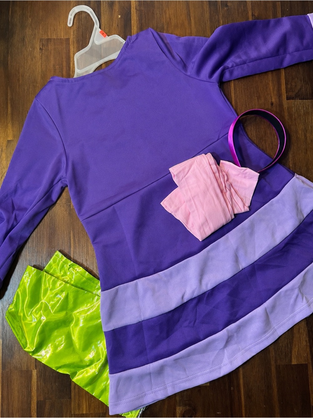NWT - Daphne Scooby-Doo Girls Halloween Costume Set Size 7/8 Wig, dress, socks… - Picture 11 of 12